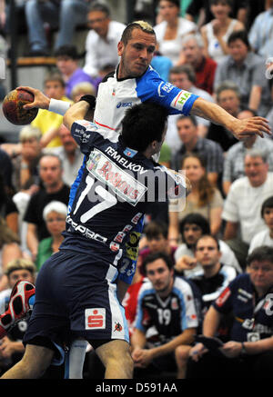 Balingen Vladimir Temelkov (unten) Blöcke Hamburg Pascal Hens während der Handball-Bundesliga Spiel HBW Balingen-Weilstetten Vs HSV Hamburg in Balingen, Deutschland, 5. Juni 2010. Foto: Patrick Seeger Stockfoto