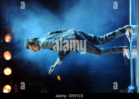 Britische Stadion-Rock-Band, die Muse führt mit Lead-Sänger Matthew Bellamy Höchstleistungen Rock bin Ring-Festival am Nürburgring in Nuerburg, Deutschland, 5. Juni 2010. Das viertägige Festival mit 85.000 Besuchern ausverkauft. Foto: HARALD TITTEL Stockfoto