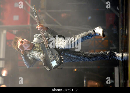 Britische Stadion-Rock-Band, die Muse führt mit Lead-Sänger Matthew Bellamy Höchstleistungen Rock bin Ring-Festival am Nürburgring in Nuerburg, Deutschland, 5. Juni 2010. Das viertägige Festival mit 85.000 Besuchern ausverkauft. Foto: HARALD TITTEL Stockfoto