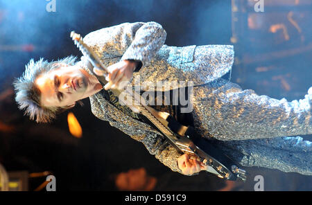 Britische Stadion-Rock-Band, die Muse führt mit Lead-Sänger Matthew Bellamy Höchstleistungen Rock bin Ring-Festival am Nürburgring in Nuerburg, Deutschland, 5. Juni 2010. Das viertägige Festival mit 85.000 Besuchern ausverkauft. Foto: HARALD TITTEL Stockfoto