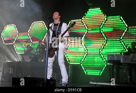 Britische Stadion-Rock-Band, die Muse mit Bassist Christopher Wolstenholme am Rock führt bin Ring-Festival am Nürburgring in Nuerburg, Deutschland, 5. Juni 2010. Das viertägige Festival mit 85.000 Besuchern ausverkauft. Foto: HARALD TITTEL Stockfoto