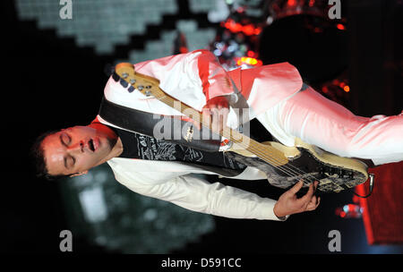 Britische Stadion-Rock-Band, die Muse mit Bassist Christopher Wolstenholme am Rock führt bin Ring-Festival am Nürburgring in Nuerburg, Deutschland, 5. Juni 2010. Das viertägige Festival mit 85.000 Besuchern ausverkauft. Foto: HARALD TITTEL Stockfoto