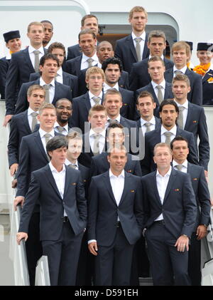 Die Deutschland-Fußball-Mannschaft mit Trainer Joachim Loew (Vorderreihe L-R), Co-Trainer Hans-Dieter Flick und Torwart-Trainer Andreas Köpke posiert für ein Gruppenfoto, als sie an eines Airbus A380 der deutschen Fluggesellschaft Lufthansa in Frankfurt Main, Deutschland, 6. Juni 2010 Bord. Die A380 mit 60 Leuten bestehend aus Kader, Trainer, Betreuer, Funktionäre usw. sowie Fans und Zeitschrift Stockfoto