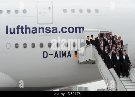 Die Deutschland-Fußball-Mannschaft stellt für ein Gruppenfoto, als sie an eines Airbus A380 der deutschen Fluggesellschaft Lufthansa in Frankfurt Main, Deutschland, 6. Juni 2010 Bord. Die A380 mit 60 Leuten bestehend aus dem Kader, Trainer, Betreuer, Funktionäre etc. sowie Fans und Journalisten ist für Südafrika 2010 FIFA World Cup Deutschland Kader sicher zu gebunden. Deutschland spielt seine f Stockfoto