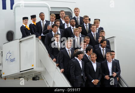 Die Deutschland-Fußball-Mannschaft stellt für ein Gruppenfoto, als sie an eines Airbus A380 der deutschen Fluggesellschaft Lufthansa in Frankfurt Main, Deutschland, 6. Juni 2010 Bord. (Vorderreihe L-R) Cheftrainer Joachim Loew, Co-Trainer Hans-Dieter Flick und Torwart-Trainer Andreas Köpke; (2. Reihe L-R) Marko Marin, Mesut Özil, Piotr Trochowski; (3. Reihe L-R) Bastian Schweinsteiger, Toni Kroos, Sami Khedira Stockfoto