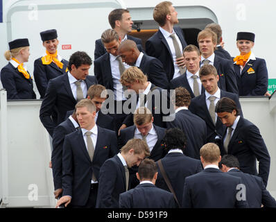 Die Deutschland-Fußball-Mannschaft stellt für ein Gruppenfoto, als sie an eines Airbus A380 der deutschen Fluggesellschaft Lufthansa in Frankfurt Main, Deutschland, 6. Juni 2010 Bord. Die A380 mit 60 Leuten bestehend aus dem Kader, Trainer, Betreuer, Funktionäre etc. sowie Fans und Journalisten ist für Südafrika 2010 FIFA World Cup Deutschland Kader sicher zu gebunden. Deutschland spielt seine f Stockfoto