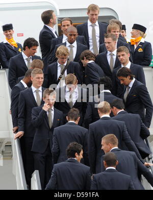 Die Deutschland-Fußball-Mannschaft stellt für ein Gruppenfoto, als sie an eines Airbus A380 der deutschen Fluggesellschaft Lufthansa in Frankfurt Main, Deutschland, 6. Juni 2010 Bord. Die A380 mit 60 Leuten bestehend aus dem Kader, Trainer, Betreuer, Funktionäre etc. sowie Fans und Journalisten ist für Südafrika 2010 FIFA World Cup Deutschland Kader sicher zu gebunden. Deutschland spielt seine f Stockfoto