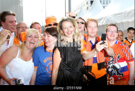 Prinzessin Mabel von den Niederlanden und Unterstützer der niederländischen Fußball-Nationalmannschaft besuchen die Amsterdam Dinner 2010, veranstaltet von der Aids-Stiftung in der Heineken Music Hall in Amsterdam, die Niederlande, 5. Juni 2010. Die Charity-Dinner soll jetzt Geld für die Aids-Stiftung und STOP AIDS! Partnerschaft. Foto: Patrick van Katwijk Stockfoto