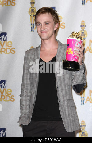 US-Schauspieler Tom Felton hält seine MTV Movie Award für Best Villain für seinen Auftritt in "Harry Potter und der Halbblutprinz" nach 2010 MTV Movie Awards im Gibson Amphitheater in Universal Studien in Universal City, Kalifornien, USA, 6. Juni 2010. Die Filme werden von Produzenten und Führungskräfte aus MTV ernannt und die Gewinner werden online von der Öffentlichkeit gewählt. Foto: Huber Stockfoto