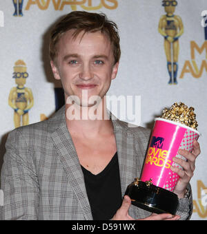 US-Schauspieler Tom Felton hält seine MTV Movie Award für Best Villain für seinen Auftritt in "Harry Potter und der Halbblutprinz" nach 2010 MTV Movie Awards im Gibson Amphitheater in Universal Studien in Universal City, Kalifornien, USA, 6. Juni 2010. Die Filme werden von Produzenten und Führungskräfte aus MTV ernannt und die Gewinner werden online von der Öffentlichkeit gewählt. Foto: Huber Stockfoto