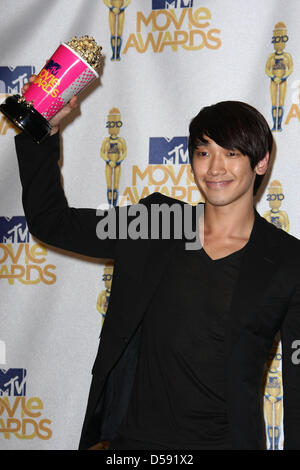 Südkoreanische pop-star Rain hält seine MTV Best Badass Award für seine Rolle in "Ninja Assassin" bei den 2010 MTV Movie Awards im Gibson Amphitheater in Universal Studien in Universal City, Kalifornien, USA, 6. Juni 2010. Die Filme werden von Produzenten und Führungskräfte aus MTV ernannt und die Gewinner werden online von der Öffentlichkeit gewählt. Foto: Hubert Boesl Stockfoto