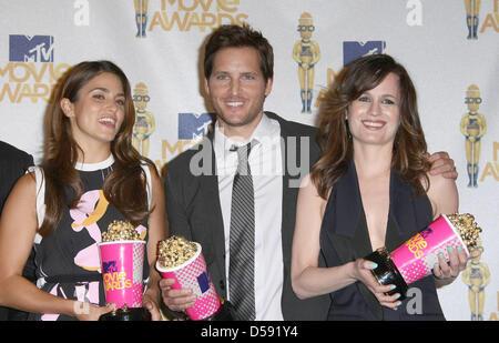 (L-R) US-Schauspieler Peter Facinelli, Nikki Reed und Elizabeth Reaser posieren mit ihren Best Movie Award für "Twilight Saga: New Moon" auf der 2010 MTV Movie Awards im Gibson Amphitheater in Universal Studien in Universal City, Kalifornien, USA, 6. Juni 2010. Die Filme werden von Produzenten und Führungskräfte aus MTV ernannt und die Gewinner werden online von der Öffentlichkeit gewählt. Foto: Hubert Stockfoto