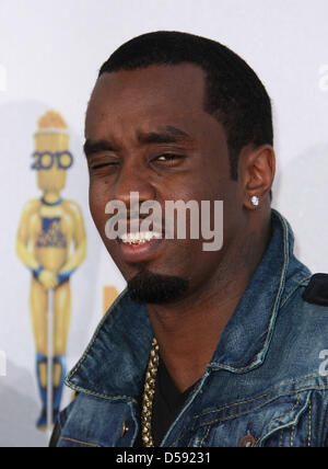 US-Hiphop-Mogul Sean John Combs Alias P.Diddy auf der 2010 MTV Movie Awards im Gibson Amphitheater in Universal Studien in Universal City, Kalifornien, USA, 6. Juni 2010 kommt. Die Filme werden von Produzenten und Führungskräfte aus MTV ernannt und die Gewinner werden online von der Öffentlichkeit gewählt. Foto: Hubert Boesl Stockfoto