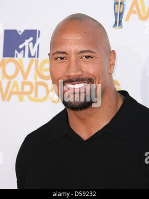 US-Schauspieler Dwayne Johnson alias 'The Rock' kommt bei den 2010 MTV Movie Awards im Gibson Amphitheater in Universal Studien in Universal City, Kalifornien, USA, 6. Juni 2010. Die Filme werden von Produzenten und Führungskräfte aus MTV ernannt und die Gewinner werden online von der Öffentlichkeit gewählt. Foto: Hubert Boesl Stockfoto