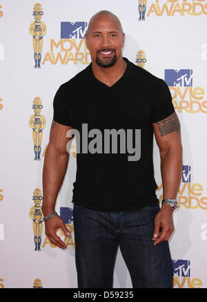 US-Schauspieler Dwayne Johnson alias 'The Rock' kommt bei den 2010 MTV Movie Awards im Gibson Amphitheater in Universal Studien in Universal City, Kalifornien, USA, 6. Juni 2010. Die Filme werden von Produzenten und Führungskräfte aus MTV ernannt und die Gewinner werden online von der Öffentlichkeit gewählt. Foto: Hubert Boesl Stockfoto