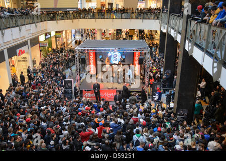 Berlin, Deutschland. 26. März 2013. US-Rapper Curtis James Jackson III kommt aka "50 Cent" in Berlin zu einer Autogrammstunde. Bildnachweis: Dpa Picture Alliance / Alamy Live News Stockfoto