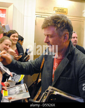 New York, USA. 26. März 2013. US-Schauspieler Alec Baldwin Autogramme am Eingang zum neuen Broadway-Show "Waisen" Gerald Schoenfeld Theatre in New York, USA, 26. März 2013. Das Stück feiert Premiere am Abend des gleichen Tages. Foto: Casper Tobias/Dpa/Alamy Live-Nachrichten Stockfoto