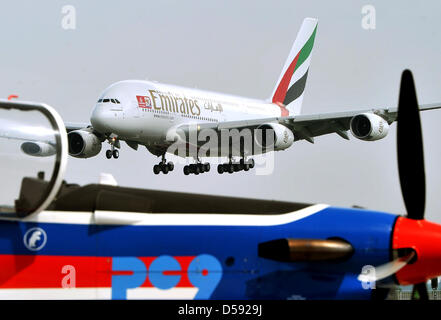 Ein Airbus A380 von Emirates landet auf dem internationalen Luft-und ILA 2010 in Schönefeld, Deutschland, 7. Juni 2010. 1153 Aussteller aus 47 Nationen präsentieren einige 300 Flugzeuge, Produkten und Produktideen aus 08 Juni, 13. Juni 2010. Foto: BERND SETTNIK Stockfoto