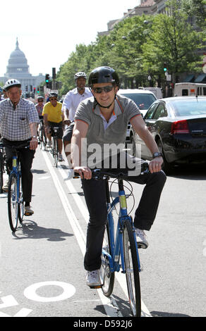 Kronprinz Frederik von Dänemark während ein Fahrrad Fahrt durch Washington, USA, 7. Juni 2010.  Während seine Frau die Frauen zu liefern - Konferenz investieren Frauen nahm er Teil einer Royal DC-Fahrt mit der League of American Radfahrer. Foto: Albert Nieboer (Niederlande) Stockfoto