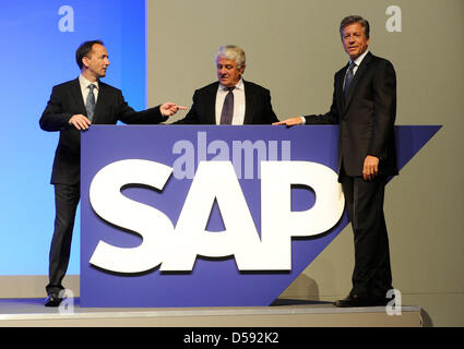 Jim Hagemann Snabe (L) und Bill McDermott (R), gleichberechtigten Vorsitzenden des Software-Konzerns SAP und Hasso Plattner (C), Vorsitzender des Aufsichtsrats der SAP, stehen vor der Generalversammlung in Mannheim SAP Arena in Mannheim, Deutschland, 8. Juni 2010. Die beiden Manager präsentieren ihre neuen Stragedy für Europas führenden Software-Gruppe zunächst an die Aktionäre. Foto: ULI DECK Stockfoto