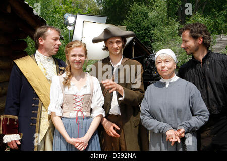 Schauspieler Ulrich Wiggers (L-R), Rike Kloster, Robert Gwisdek, Renate Richter und David C. Bunners stellen bei einem Fototermin für den Märchenfilm "Die Prinzessin und die Erbse" der öffentlich-rechtlichen Sender ARD am Set in Brandenburg, Deutschland, 8. Juni 2010. Die neue Version des klassischen Märchens von Hans Christian Andersen ist bis zum 22. Juni 2010 an verschiedenen Orten gedreht. Foto: NESTOR BACHMANN Stockfoto