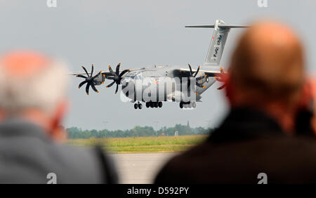 Professtional Besucher betrachten ein Militärflugzeug vom Typ Airbus A400M an International Aerospace Exhibition (ILA) am Flughafen Berlin-Schönefeld, Deutschland, 8. Juni 2010. Die ILA ist in Deutschlands Hauptstadt bis 13. Juni 2010 geöffnet. Foto: WOLFGANG KUMM Stockfoto