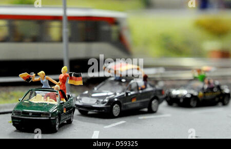 Eine Autokolonne, abgebildet im Miniatur Wunderland ("Miniatur-Wunderland") in Hamburg, Deutschland, 9. Juni 2010. Während der FIFA WM 2010 finden Besucher Fan-feste, Korsos und public-Viewing-Veranstaltungen in der Modell-Eisenbahn-Ausstellung. Foto: ANGELIKA WARMUTH Stockfoto