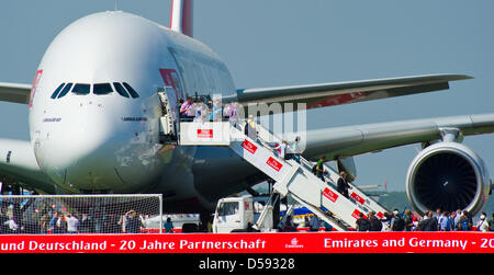 Besucher schauen Sie sich ein Airbus A380 der Fluggesellschaft Emirates am International Aerospace Exhibition (ILA) am Flughafen Berlin-Schönefeld, Deutschland, 9. Juni 2010. Die ILA findet in der Hauptstadt bis 13. Juni 2010. Foto: PATRICK PLEUL Stockfoto