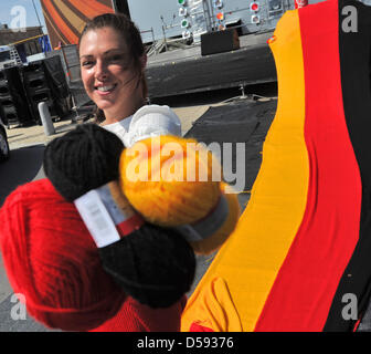 Eine Frau posiert mit einem Fanschal von 100 m Länge in Berlin, Deutschland, 9. Juni 2010. Der Ventilator wird während der öffentlichen Sendung angezeigt, sobald der deutschen Nationalmannschaft spielen ihr erste WM-Spiel am 13. Juni. Foto: TOBIAS KLEINSCHMIDT Stockfoto