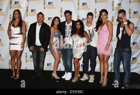 Die Besetzung von Jersey Ufer, (L-R) Sammi Giancola, Ronnie 'Faust Pumpen Brah' Magro, Angelina "Jolie" Pivarnick, Pauly Del Vecchio, Nicole "Snooki" Polizzi, Vinny Guadagnino, Jenni "JWOWW" Farley und Mike "The Situation" Sorrentino Pose in der 2010 MTV Movie Awards Foto Press Room im Gibson Amphitheater in Universal Studien in Universal City, Kalifornien, USA, 6. Juni 2010. Die Filme Stockfoto