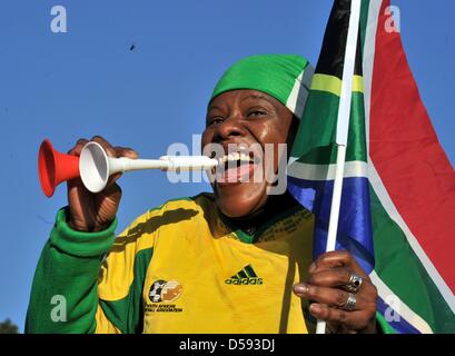 Eine südafrikanische Fußball-Anhänger bläst ein Miniatur-Vuvuzela-Bevor ein Training Sitzung der deutschen Fußball-Nationalmannschaft im Super Stadium in Atteridgeville in der Nähe von Pretoria, Südafrika, 9. Juni 2010. Foto: BERND WEISSBROD Stockfoto