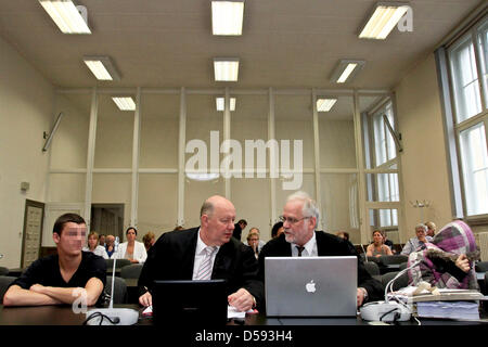 Angeklagten Daniel C. (L) und Jessica R. (R) sitzen neben ihren Anwälten Ulf-Diehl Dressler (2 L) und Reinhard Ehrich auf der Anklagebank in einem Gerichtssaal des Landgerichts in Hamburg, Deutschland, 10. Juni 2010. 22-j hrige C. und die 19-jährige Mutter R. werden beschuldigt vom Tod ihres Babys Lara Mia schließlich genehmigt zu haben. Die neun Monate altes Baby wurde tot in der elterlichen apa gefunden. Stockfoto