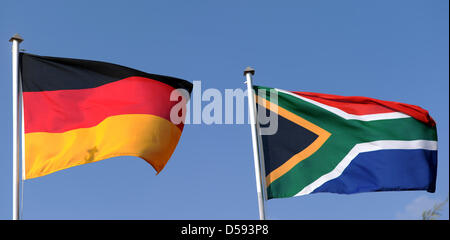 Eine deutsche und eine Südafrika Flagge Welle am Eingang zum deutschen team Hotel Velmore Grand Hotel in Erasmia in der Nähe von Pretoria, Südafrika, 10. Juni 2010. Die deutsche Nationalmannschaft bereitet sich auf seine erste Fußball-WM 2010-Spiel gegen Australien am 13. Juni 2010. Foto: MARCUS BRANDT Stockfoto