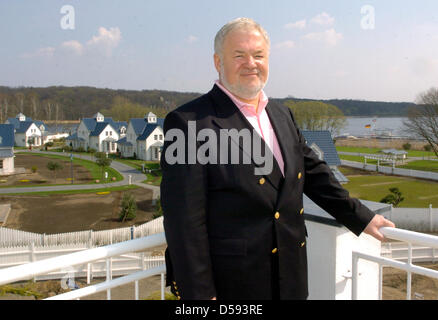 (Dpa-Datei) Ein Datei-Bild datiert 14. Mai 2005 von Axel Hilpert, geschäftsführender Gesellschafter des Resort Schwielowsee Hotel Posen auf der Terrasse in Petzlow, Deutschland. Das Luxushotel wurde von der Polizei und Staatsanwaltschaft am 10. Juni 2010 aufgrund von Unregelmäßigkeiten in einem Auditbericht durchsucht. Der Bericht von 2008 war auffällig, ehemalige Mitarbeiterin der berüchtigten Stasi der DDR wird vorgeworfen, schwere econom Stockfoto