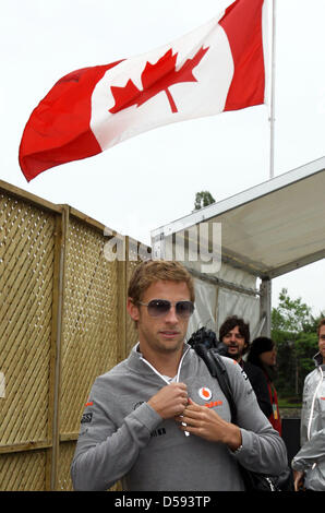 Englisch-Fahrer Jenson Button McLaren-Mercedes kommt im Fahrerlager der Rennstrecke Gille Villeneuve in Montreal, Kanada, 10. Juni 2010. Die Formel 1 Grand Prix von Kanada wird am 13. Juni stattfinden. Foto: JENS Büttner Stockfoto