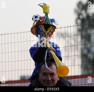 Ein junge australische Fußball-Team-Fan bläst eine Vuvuzela während einer Trainingseinheit am St. Stithians College in Johannesburg, Südafrika 10. Juni 2010. Foto: Achim Scheidemann dpa Stockfoto