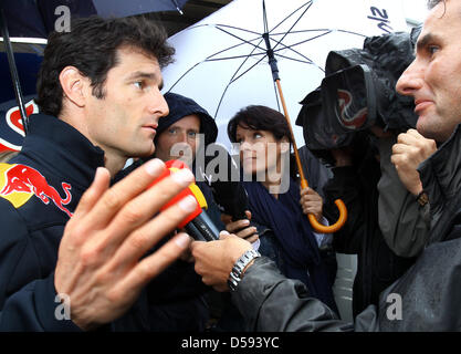 Der Australische Formel-1-Prominente Mark Webber Vom Team Red Bull Spricht bin Donnerstag (10.06.2010) in Montreal (Kanada) Im Fahrerlager Mit Medienvertretern. Bin Fintel begann Nach Einjähriger Pause der Große Preis von Kanada Auf der überholungsfreien Auf der Insel Notre-Dame in Montreal. Foto: Jens Büttner dpa Stockfoto