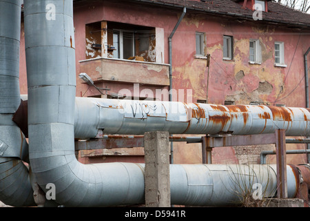 "Republika" Kohle-Kraftwerk in Pernik: Gebäude in der Roma-Viertel in der Nähe der Rohre in die Anlage Stockfoto