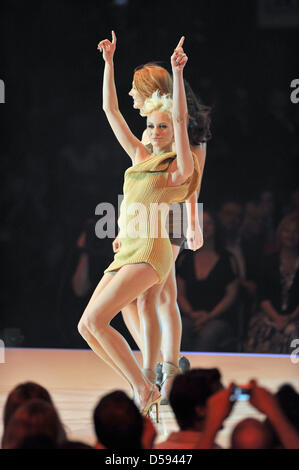 Teilnehmer Laura (vorne), stellen Hanna (C) und Alisar (zurück) im Finale der Casting-Show "Deutschlands Next Topmodel" der deutschen Privatfernsehen Sender Prosieben Stadium der Lanxess Arena in Köln, 10. Juni 2010. Foto: Jörg Carstensen Stockfoto