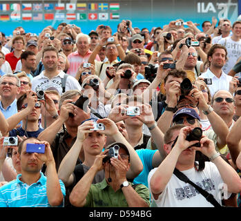 Besucher blicken auf einer Airshow des Airbus A380 auf dem internationalen Luft-und ILA 2010 in Schönefeld Deutschland, 11. Juni 2010. Eine Gesamtmenge von 1.153 Aussteller aus 47 Nationen präsentieren einige 300 Flugzeuge, Produkten und Produktideen aus 08 Juni 13. Juni 2010. Foto: WOLFGANG KUMM Stockfoto