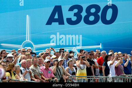 Besucher blicken auf einer Airshow des Airbus A380 auf dem internationalen Luft-und ILA 2010 in Schönefeld Deutschland, 11. Juni 2010. Eine Gesamtmenge von 1.153 Aussteller aus 47 Nationen präsentieren einige 300 Flugzeuge, Produkten und Produktideen aus 08 Juni 13. Juni 2010. Foto: WOLFGANG KUMM Stockfoto