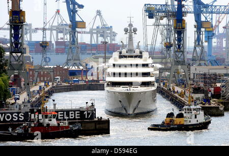 Mega-Yacht "Eclipse" im Besitz von russischen Milliardär Roman Abramowitsch kommt im Dock Elbe 17 der deutschen Shipbuildung Unternehmen Blohm + Voss in Hamburg, Deutschland, 11. Juni 2010. "Eclipse" ist der weltweit größte Motoryacht mit 162,5 Metern Länge. Eine Besatzung von 70 bis 80 betreibt das 340 Millionen Euro Fahrzeug, das wurde vor einem Jahr ins Leben gerufen und ist die derzeit intensive tria Stockfoto