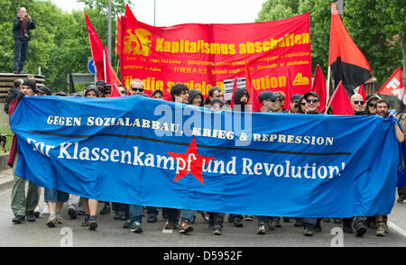 Mitglieder des sogenannten schwarzen Blocks nehmen an einem Protestmarsch durch die Stadt in Stuttgart, Deutschland, 12. Juni 2010 Teil. Eine Allianz von einem Bündnis aus Gewerkschaften, Opposition und sozialen Gruppen protestieren gegen die Kürzungen im Sozialwesen und die Sparpläne der deutschen Bundesrepublik Goverment. Die Organisation erwartet mehr als 10.000 Menschen. Foto: UWE ANSPACH Stockfoto