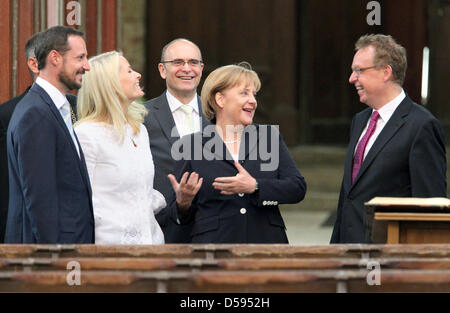 Pastor Hanns-Peter Neumann (R) erklärt die Sehenswürdigkeiten Norwegens Kronprinz Haakon, seine Frau, Kronprinzessin Mette-Marit, Gouverneur von Mecklenburg-Vorpommern, Erwin Sellering und deutsche Bundeskanzlerin Angela Merkel (L-R) bei einem Besuch in der Kirche St. Nicolai in Stralsund, Deutschland, 12. Juni 2010. Norwegens Thronfolger und seine Frau kamen auf Einladung der Bundeskanzlerin Merkel ich Stockfoto