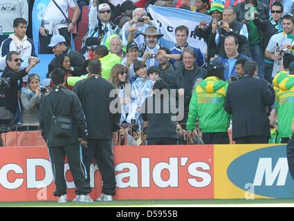 Argentinische Trainer Diego Armando Maradona Gespräche mit seinen Töchtern Dalma (L mit Sonnenbrille) und Giannina, halten ihren Sohn an der Seitenlinie vor der 2010 FIFA World Cup-Gruppe B-match zwischen Argentinien und Nigeria im Ellis Park Stadion in Johannesburg, Südafrika 12. Juni 2010. Foto: Achim Scheidemann - verweisen wir auf http://dpaq.de/FIFA-WM2010-TC +++(c) Dpa - Bildfunk +++ Stockfoto