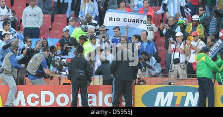 Argentinische Trainer Diego Armando Maradona Gespräche mit seinen Töchtern Dalma (L mit Sonnenbrille) und Giannina, halten ihren Sohn an der Seitenlinie vor der 2010 FIFA World Cup-Gruppe B-match zwischen Argentinien und Nigeria im Ellis Park Stadion in Johannesburg, Südafrika 12. Juni 2010. Foto: Entnehmen Sie Achim Scheidemann - bitte http://dpaq.de/FIFA-WM2010-TC Stockfoto