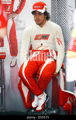 Spaniens-Formel1-Fahrer Fernando Alonso Ferrari sitzt in seiner Garage vor dem zweiten Training auf der Strecke '' Gille Villeneuve'' in Montreal, Kanada, 11. Juni 2010. Der Formel 1 Grand Prix von Kanada in Montreal am 13. Juni 2010 stattfinden. Foto: Jens Büttner Stockfoto