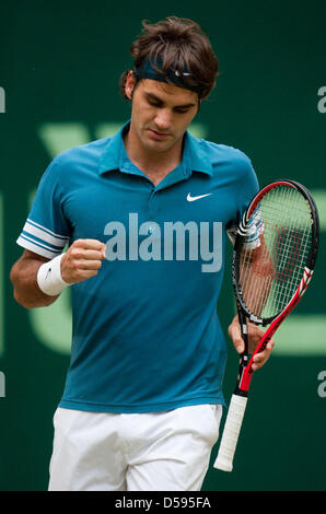 Schweizer Roger Federer feiert seinen Sieg im Halbfinale bei Gerry Weber Open in Halle, Deutschland, 12. Juni 2010. Er gewann gegen Deutschlands Petzschner mit 7: 6 und 6: 4. Foto: BERND THISSEN Stockfoto