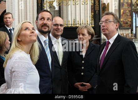 Pastor Hanns-Peter Neumann (R) erklärt die Sehenswürdigkeiten Norwegens Kronprinz Haakon, seine Frau, Kronprinzessin Mette-Marit, Gouverneur von Mecklenburg-Vorpommern, Erwin Sellering und deutsche Bundeskanzlerin Angela Merkel (L-R) bei einem Besuch in der Kirche St. Nicolai in Stralsund, Deutschland, 12. Juni 2010. Norwegens Thronfolger und seine Frau kamen auf Einladung der Bundeskanzlerin Merkel ich Stockfoto