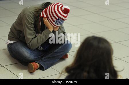 Touristen versuchen, etwas Schlaf zu bekommen, wie sie auf dem Boden an der Johannesburg Airport in South Africa 13. Juni 2010 sitzen. Südafrika Gastgeber der FIFA WM 2010 vom 11. Juni bis 11 Juli zum ersten Mal auf afrikanischem Boden. Foto: Marcus Brandt Dpa +++(c) Dpa - Bildfunk +++ Stockfoto